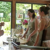 Stand de gâteaux et boissons avec Cynthia Martou et Camille Hery